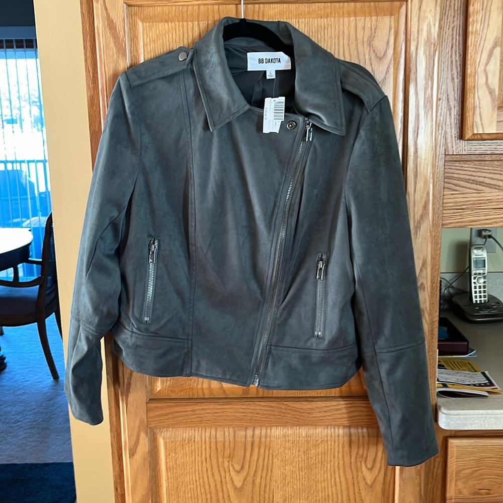 BB Dakota women’s suede jacket. Size large.